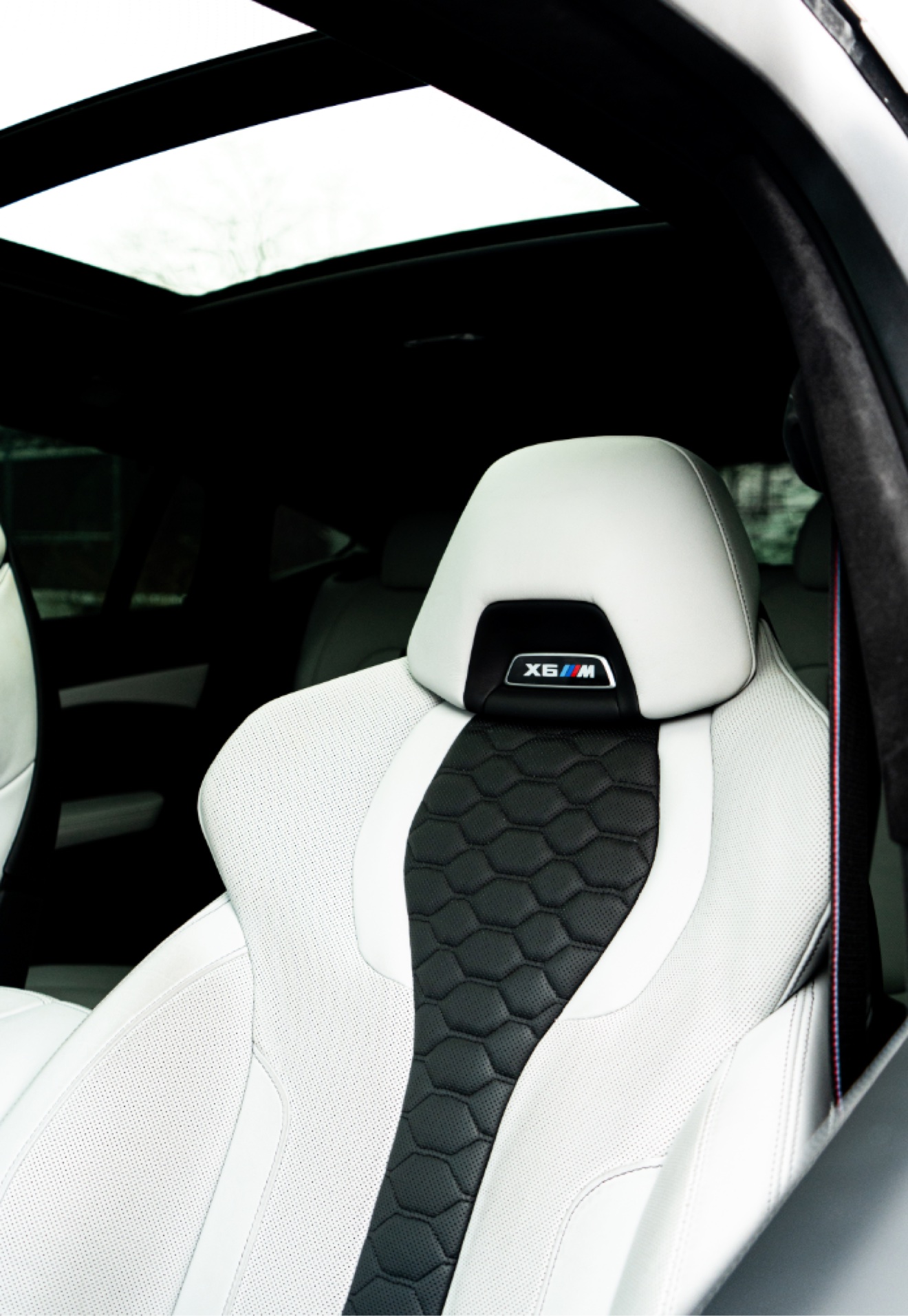 White and black front seats in the 2025 BMW X6 M Competition