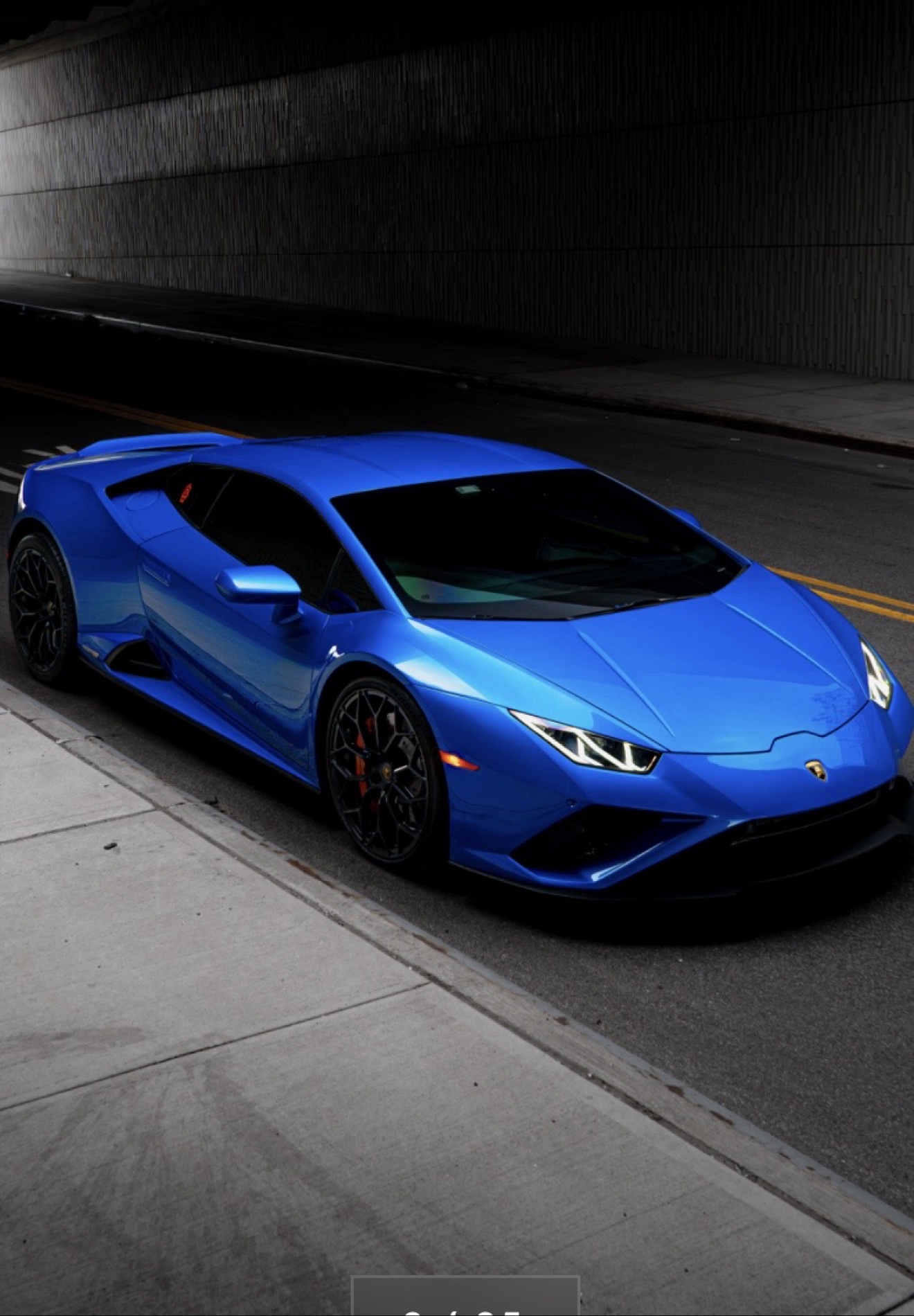 Closer front three-quarter view of the Lamborghini Huracán Evo in Blu Eleos