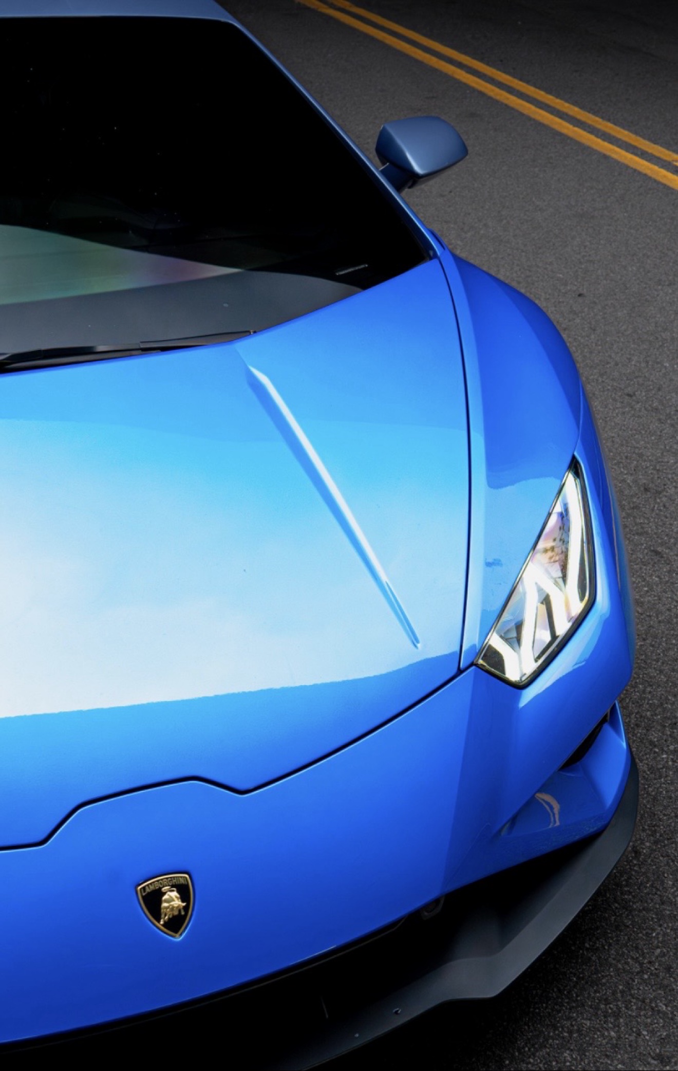 Hood, headlight, and front splitter detail of the Lamborghini Huracán Evo in Blu Eleos