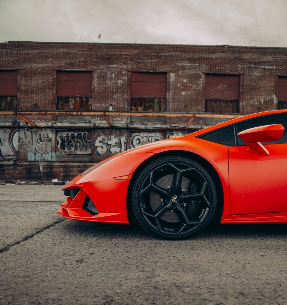 Front wheel and brake detail of the red Lamborghini Huracán Evo