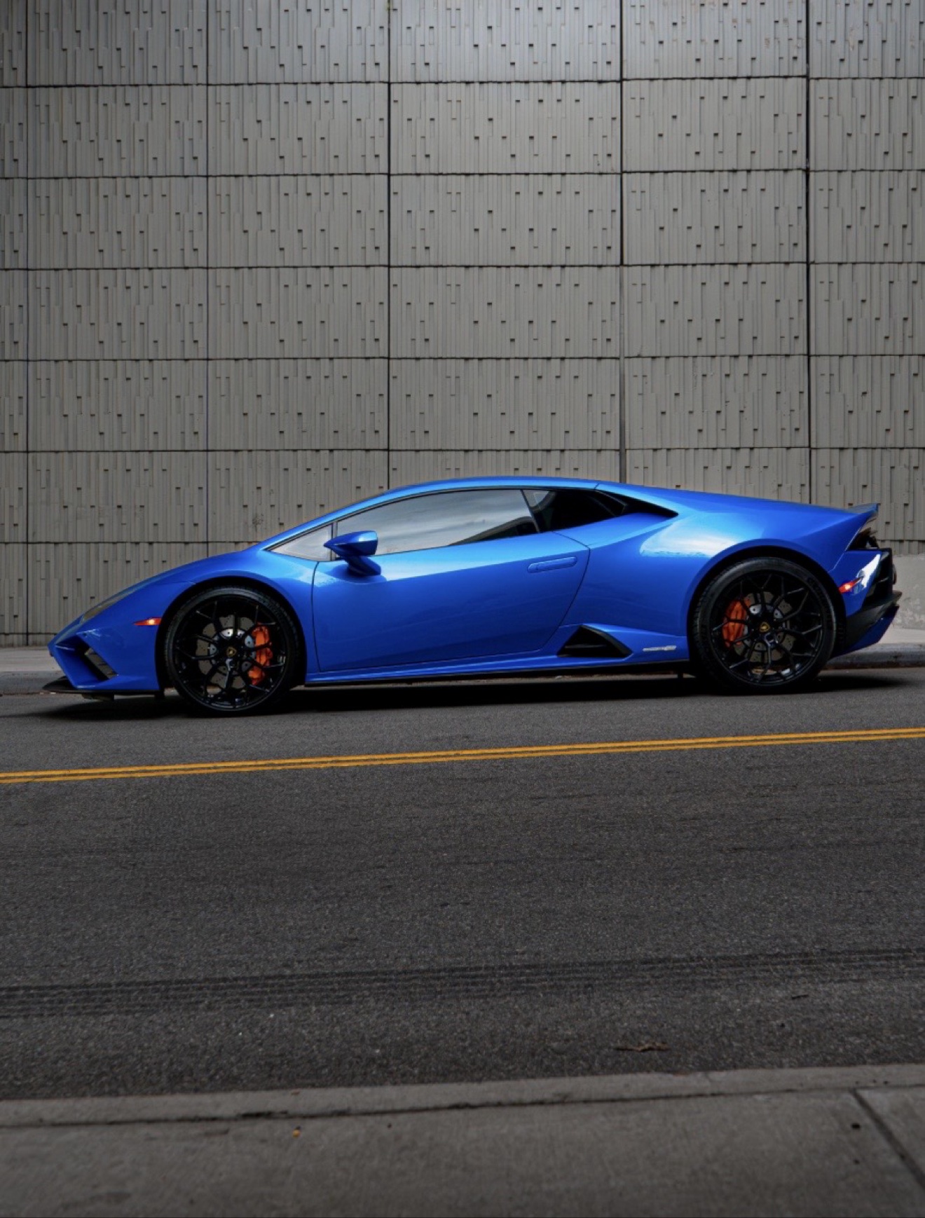Side profile of the Lamborghini Huracán Evo in Blu Eleos