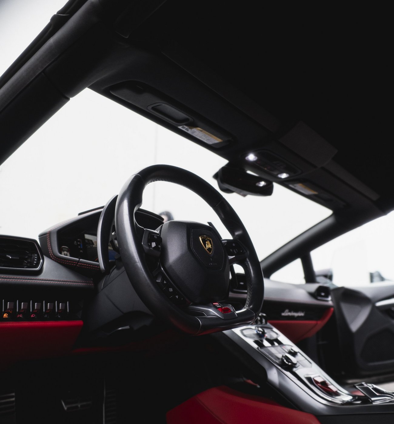 Driver cockpit of the black Lamborghini Huracán Evo Spyder