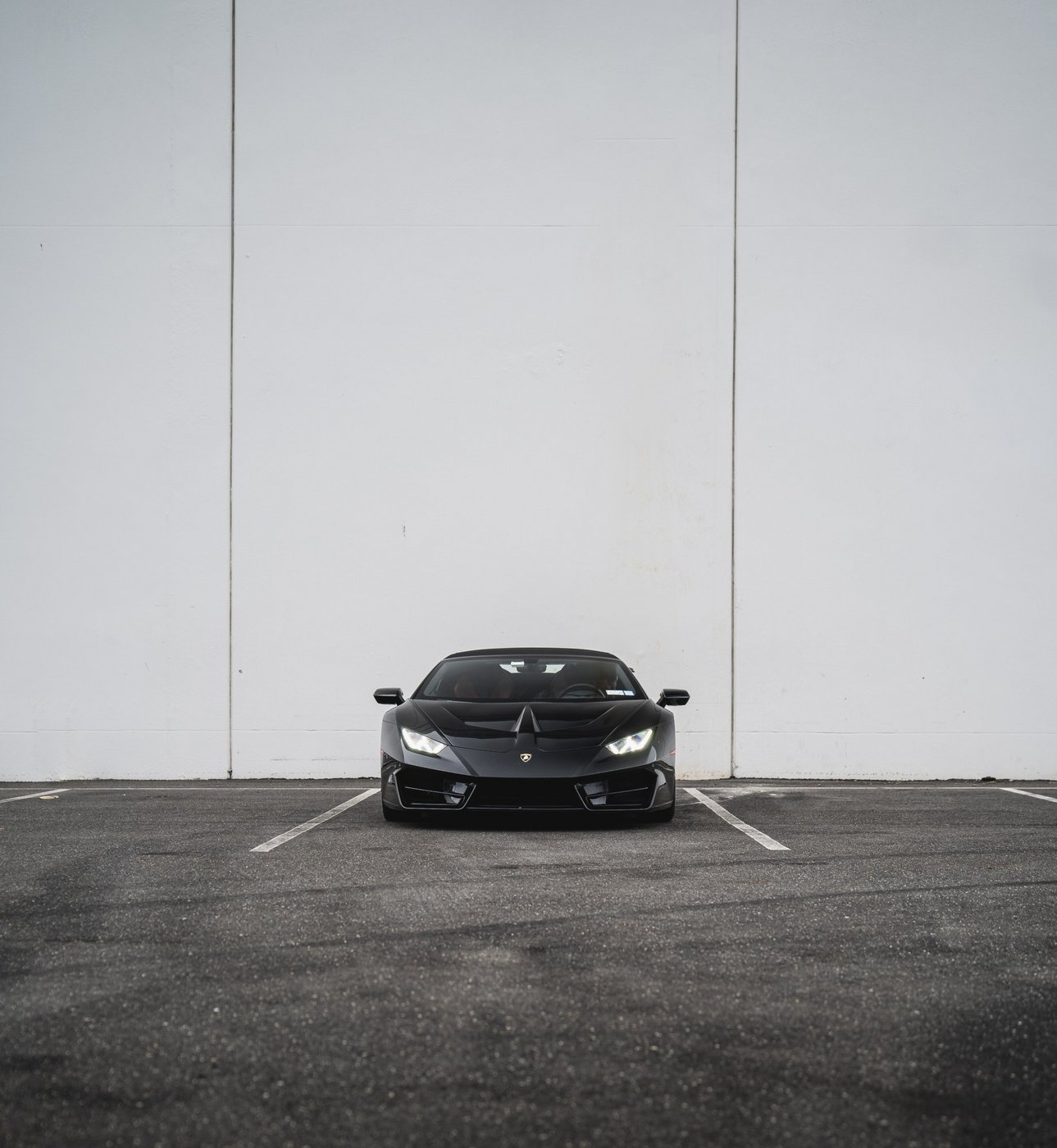 Front view of the black Lamborghini Huracán Evo Spyder