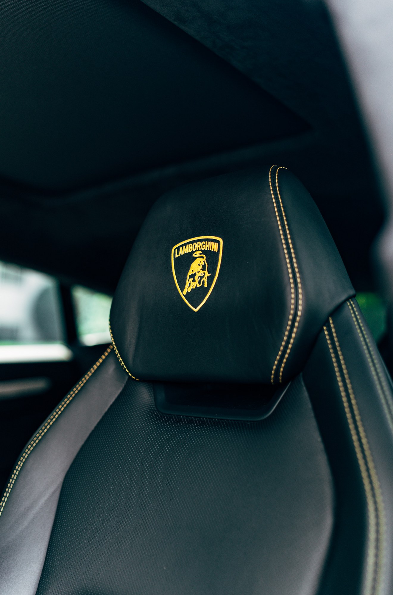 Headrest with embroidered Lamborghini crest in the Lamborghini Urus
