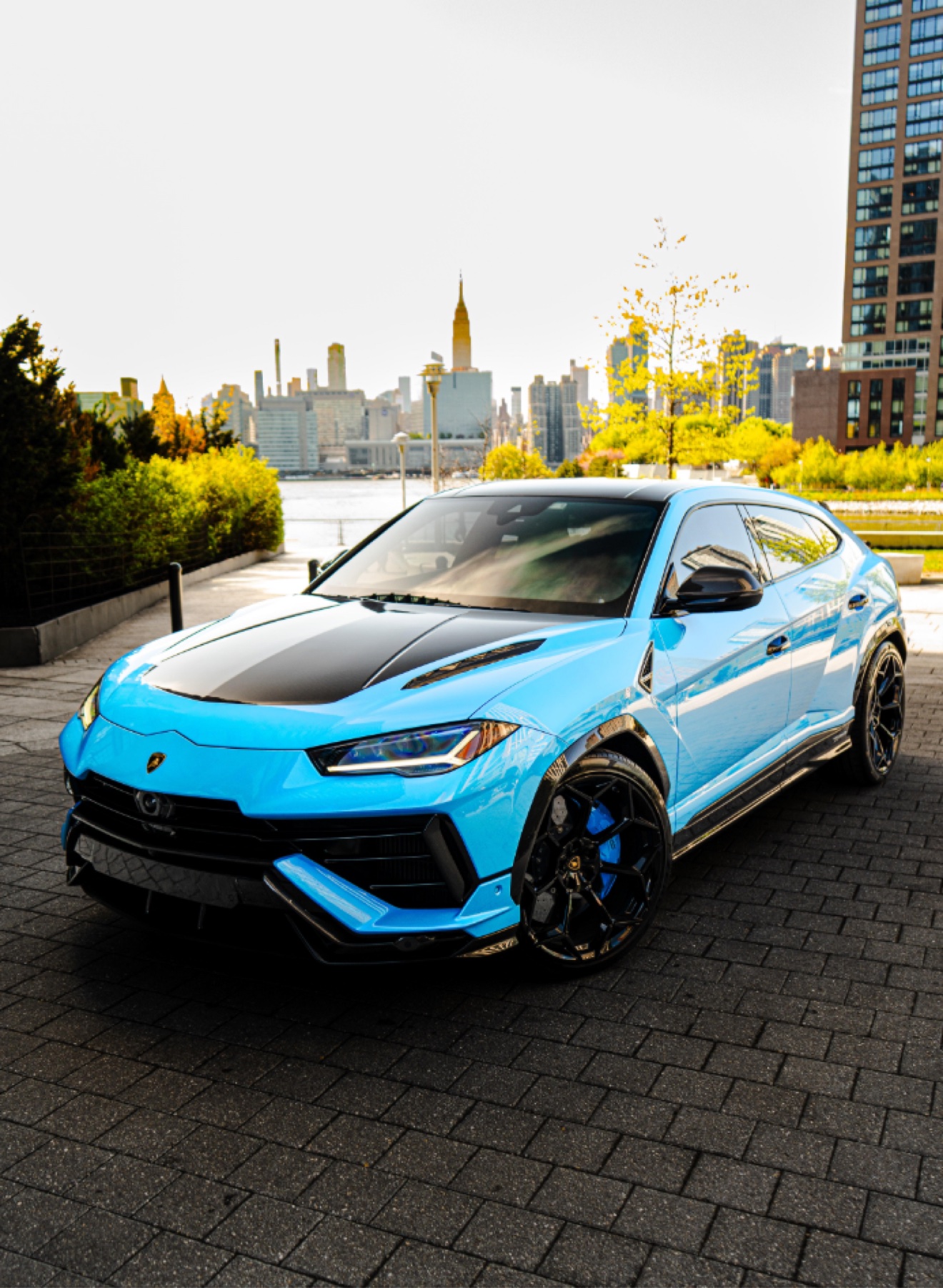 Close front three-quarter view of the Lamborghini Urus Performante in Blu Cepheus