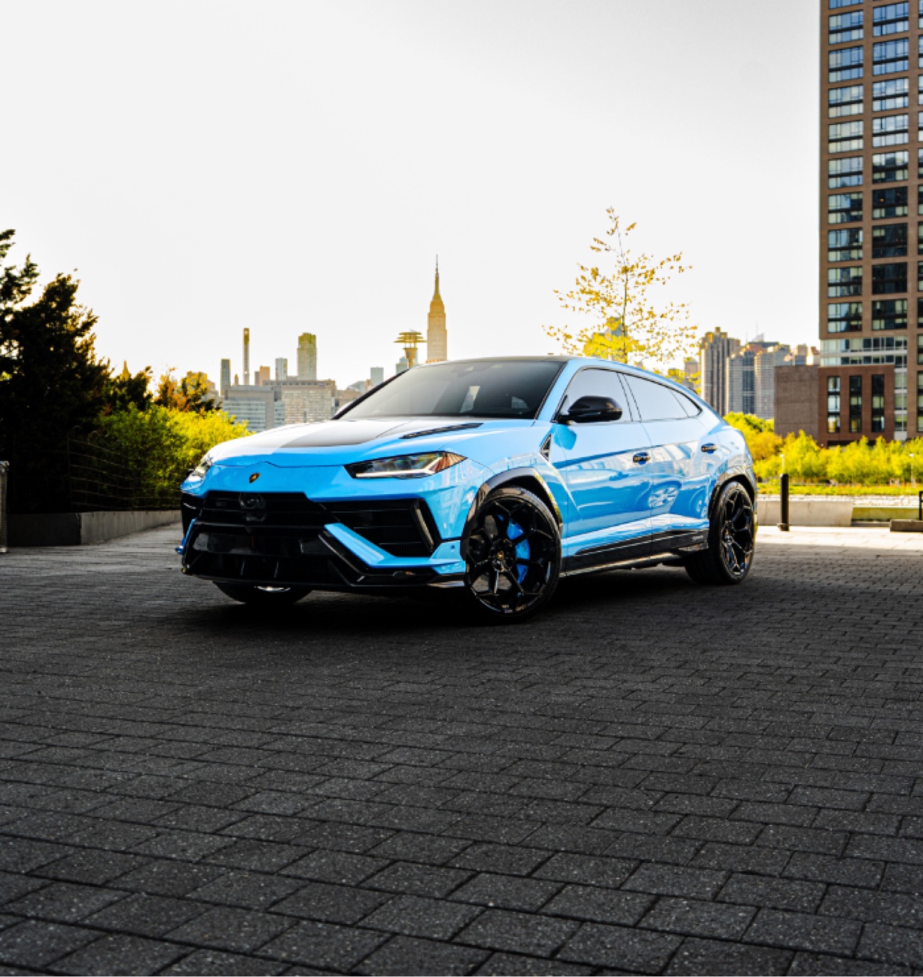 Lamborghini Urus Performante in Blu Cepheus shown from the front three-quarter angle with the Manhattan skyline