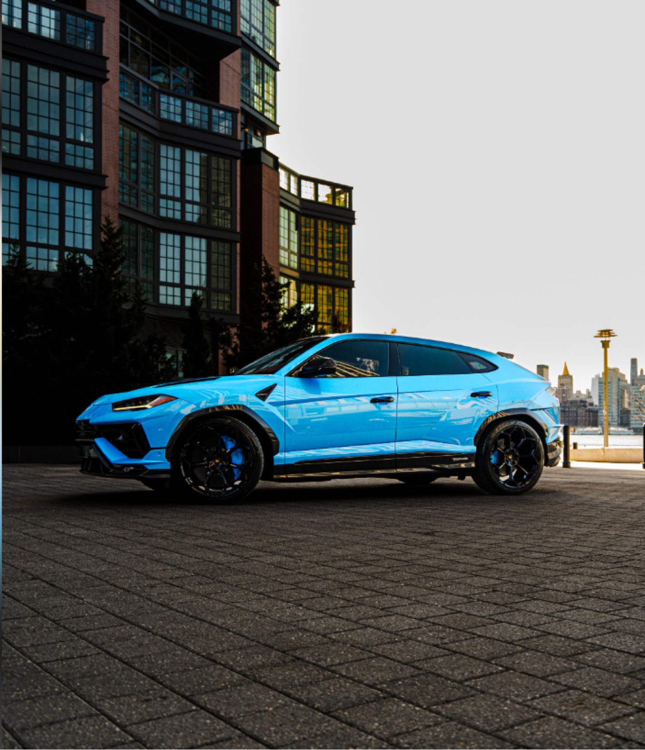 Front three-quarter exterior view of the Lamborghini Urus Performante in Blu Cepheus