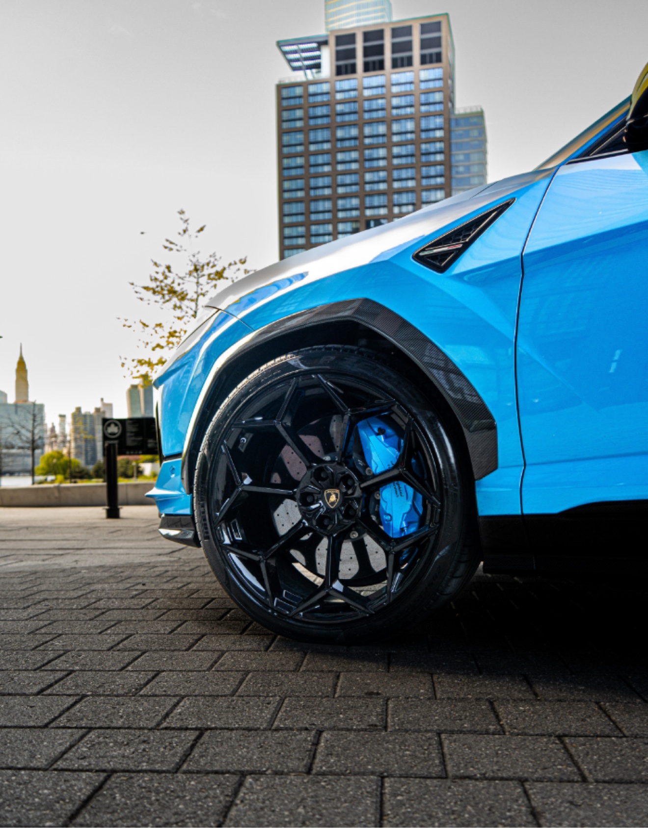 Rear three-quarter detail of the Lamborghini Urus Performante in Blu Cepheus