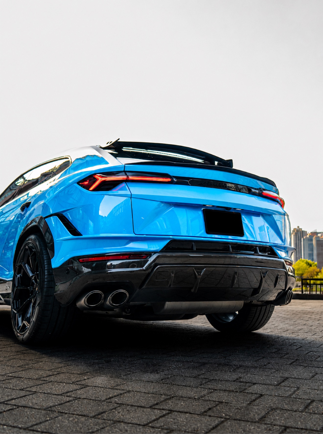 Rear exterior view of the Lamborghini Urus Performante in Blu Cepheus