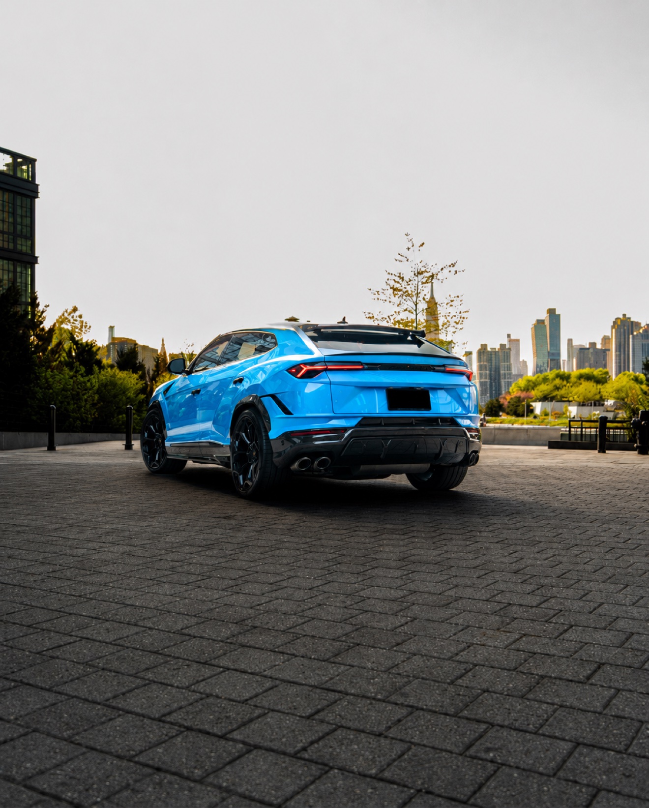 Side exterior profile of the Lamborghini Urus Performante in Blu Cepheus