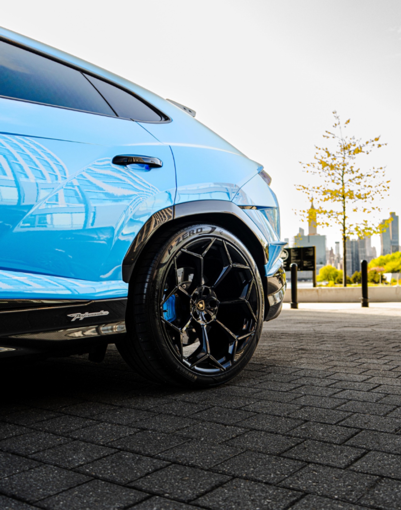 Wheel and side detail of the Lamborghini Urus Performante in Blu Cepheus