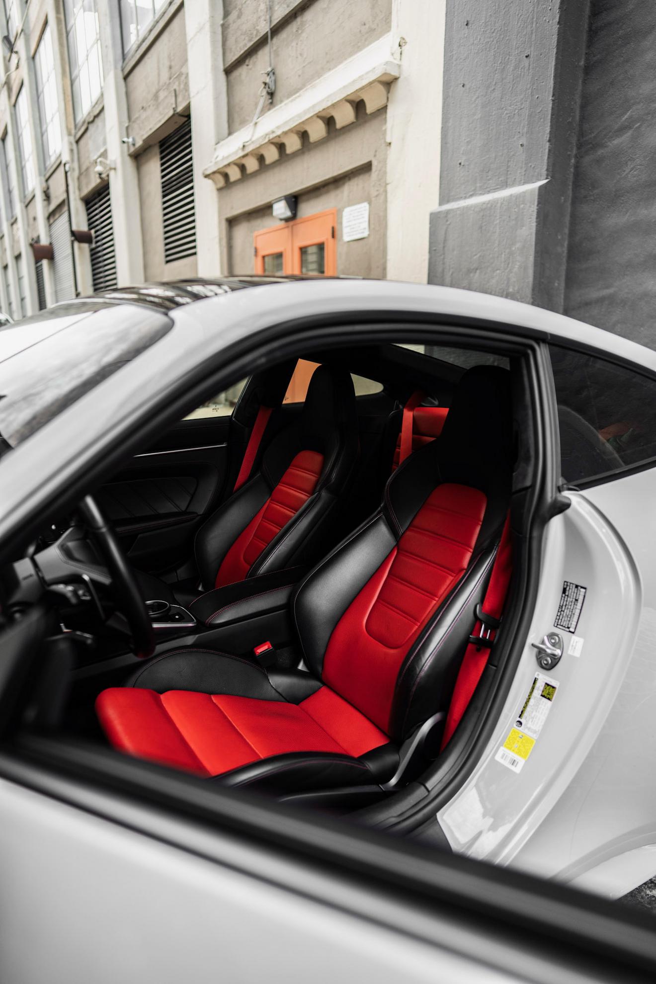 Black and red leather seats in the Porsche 911 Turbo S