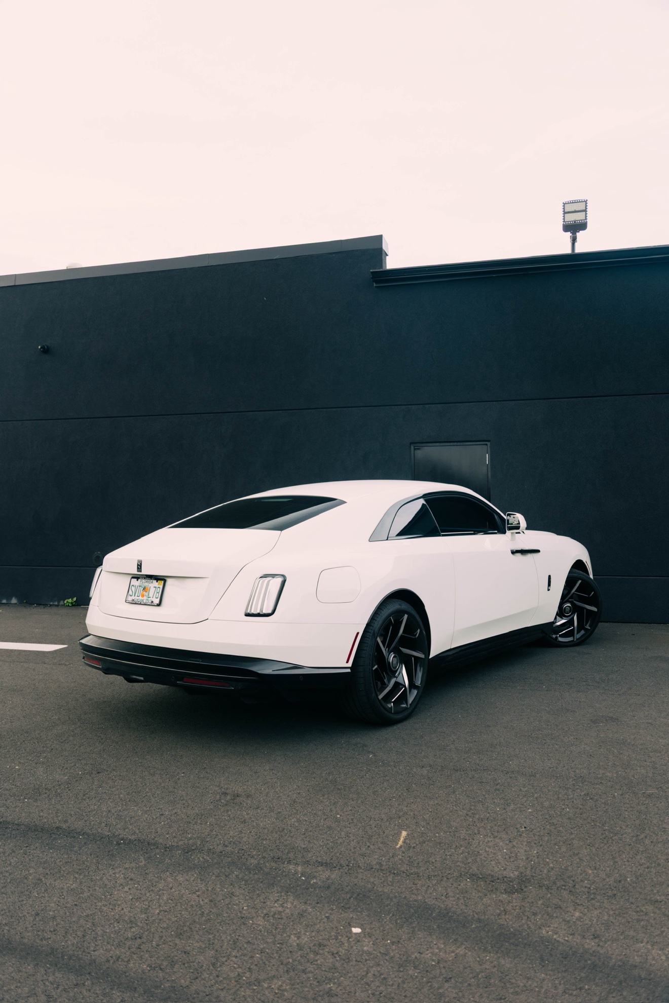 Side exterior profile of the white Rolls-Royce Spectre